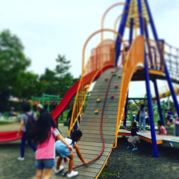屯田公園の遊具で遊ぶ子ども